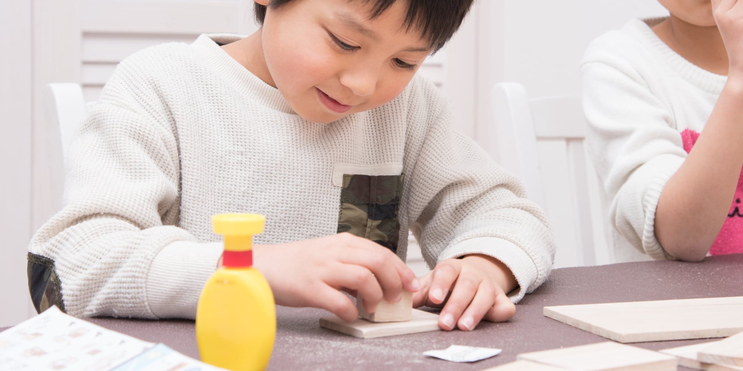 木工工作を楽しむ少年